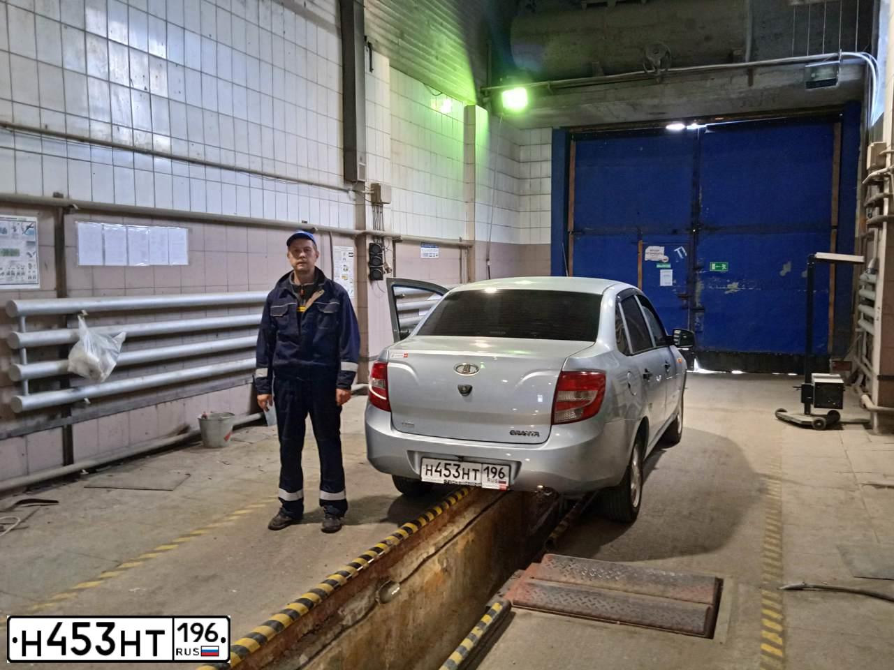 Фото автомобиля LADA GRANTA, 2012 — госномер С455УХ196. Цвет: голубой