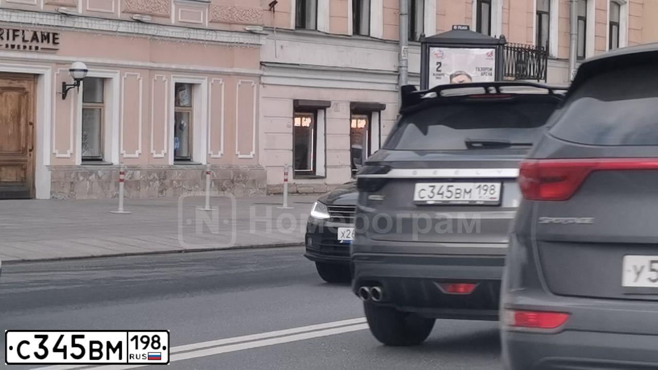 Фото автомобиля GEELY COOLRAY, 2023 — госномер Т555ТН198. Цвет: СЕРЫЙ