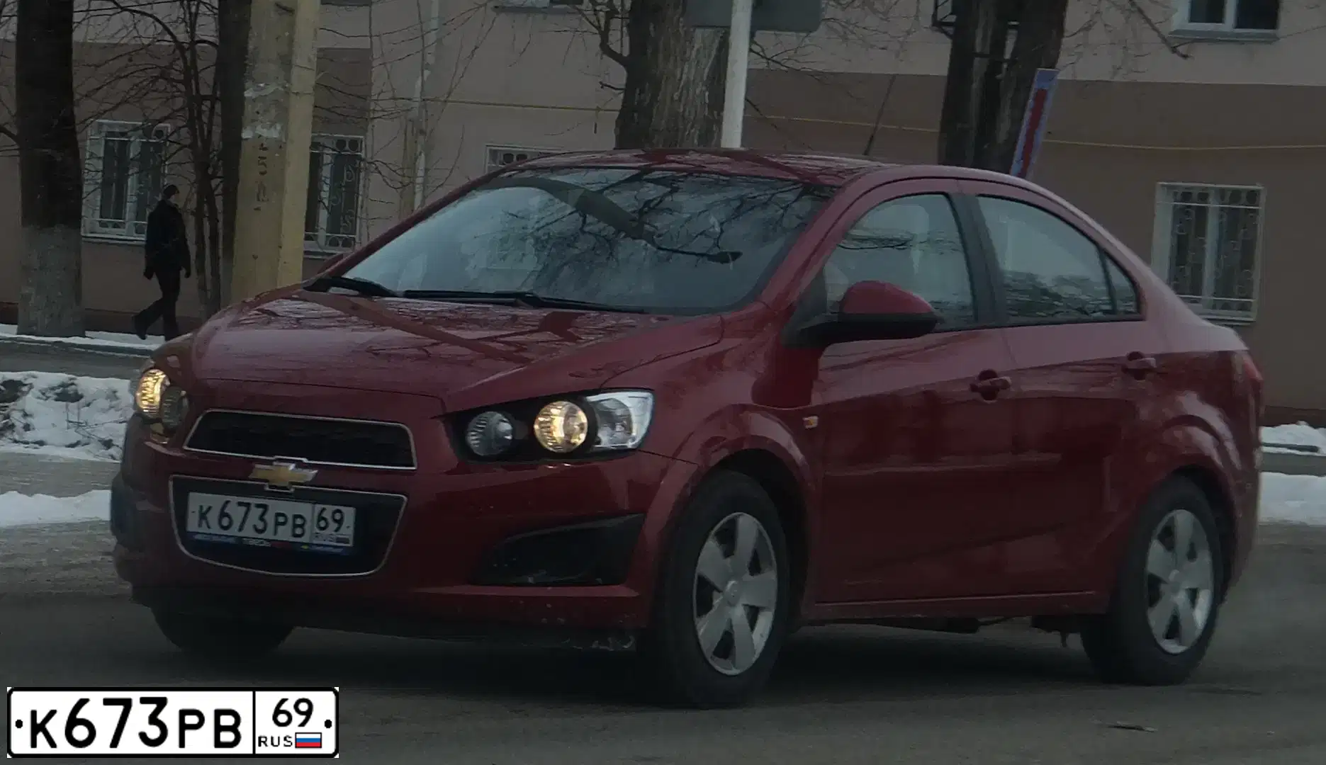 Фото автомобиля CHEVROLET AVEO, 2013 — госномер К673РВ69. Цвет: КРАСНЫЙ МЕТАЛЛИК