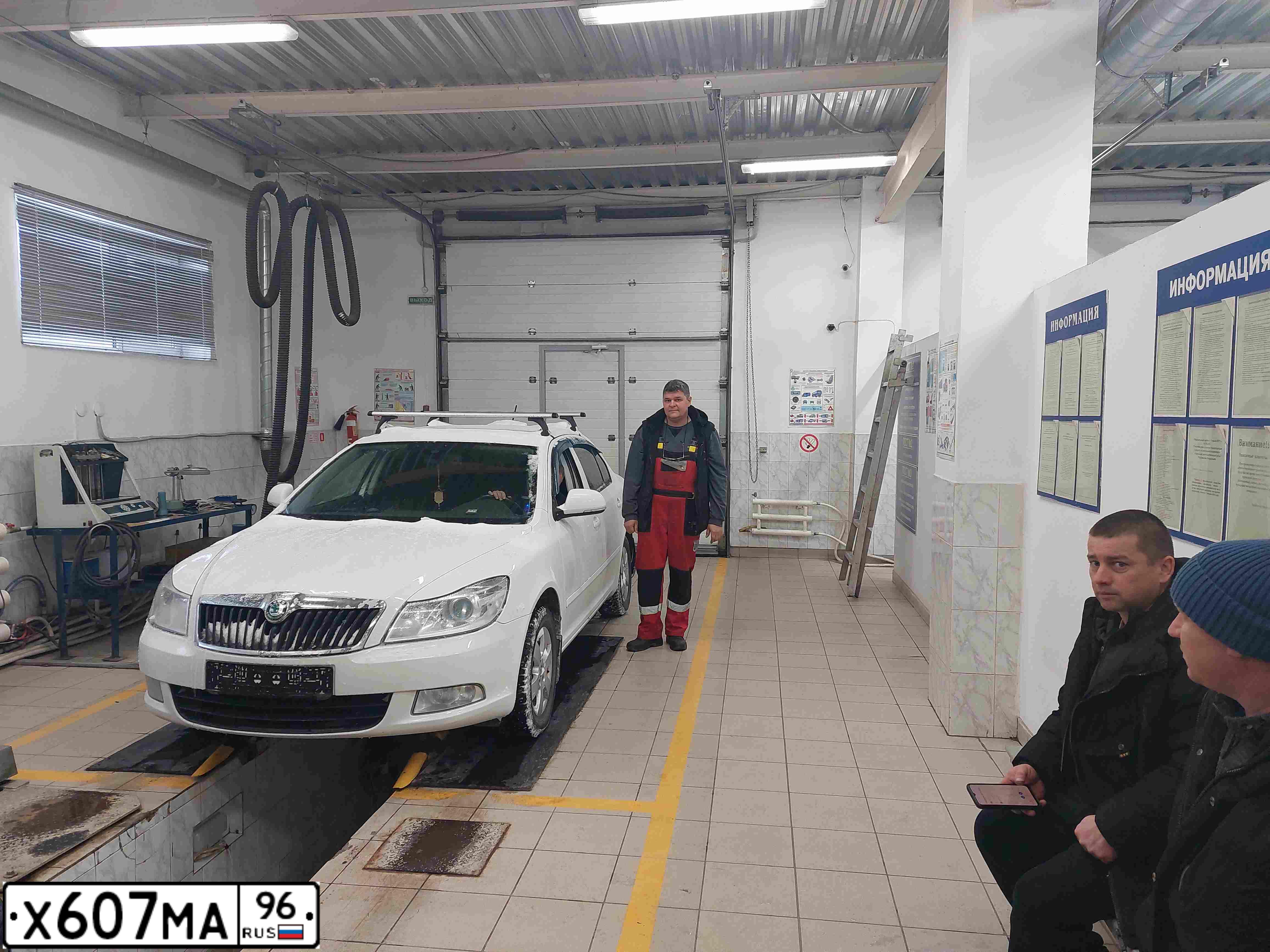 Фото автомобиля SKODA OCTAVIA, 2013 — госномер Т169КУ196. Цвет: Белый