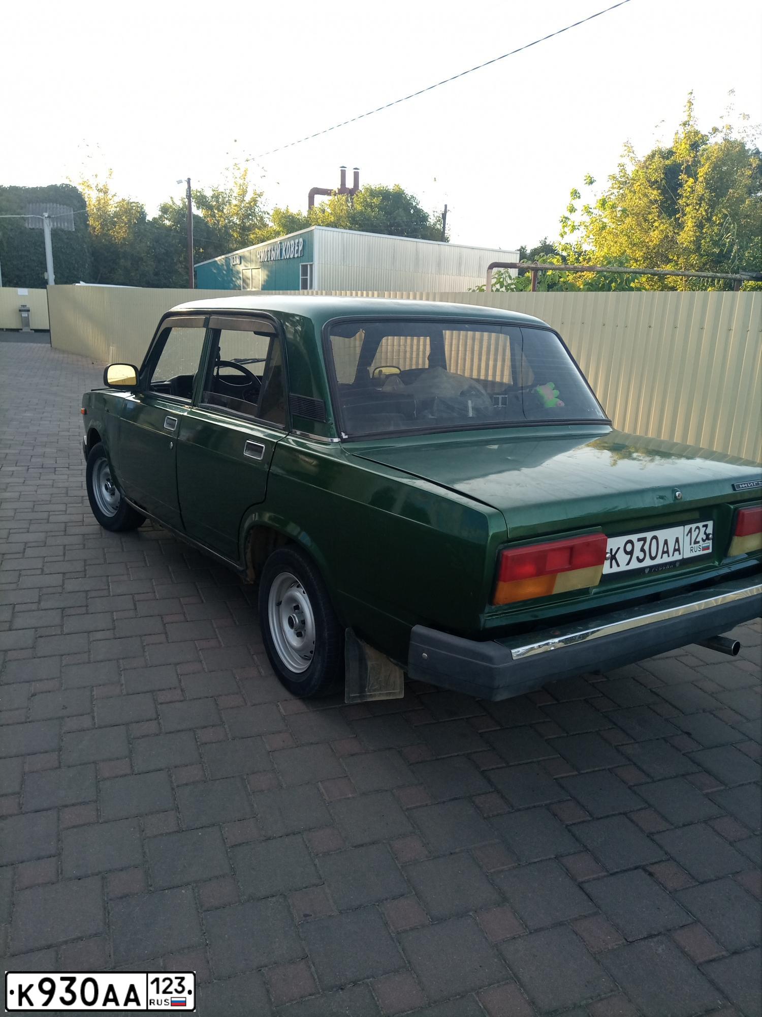 Фото автомобиля LADA 2107, 2007 — госномер У751КР198. Цвет: Темно-зеленый