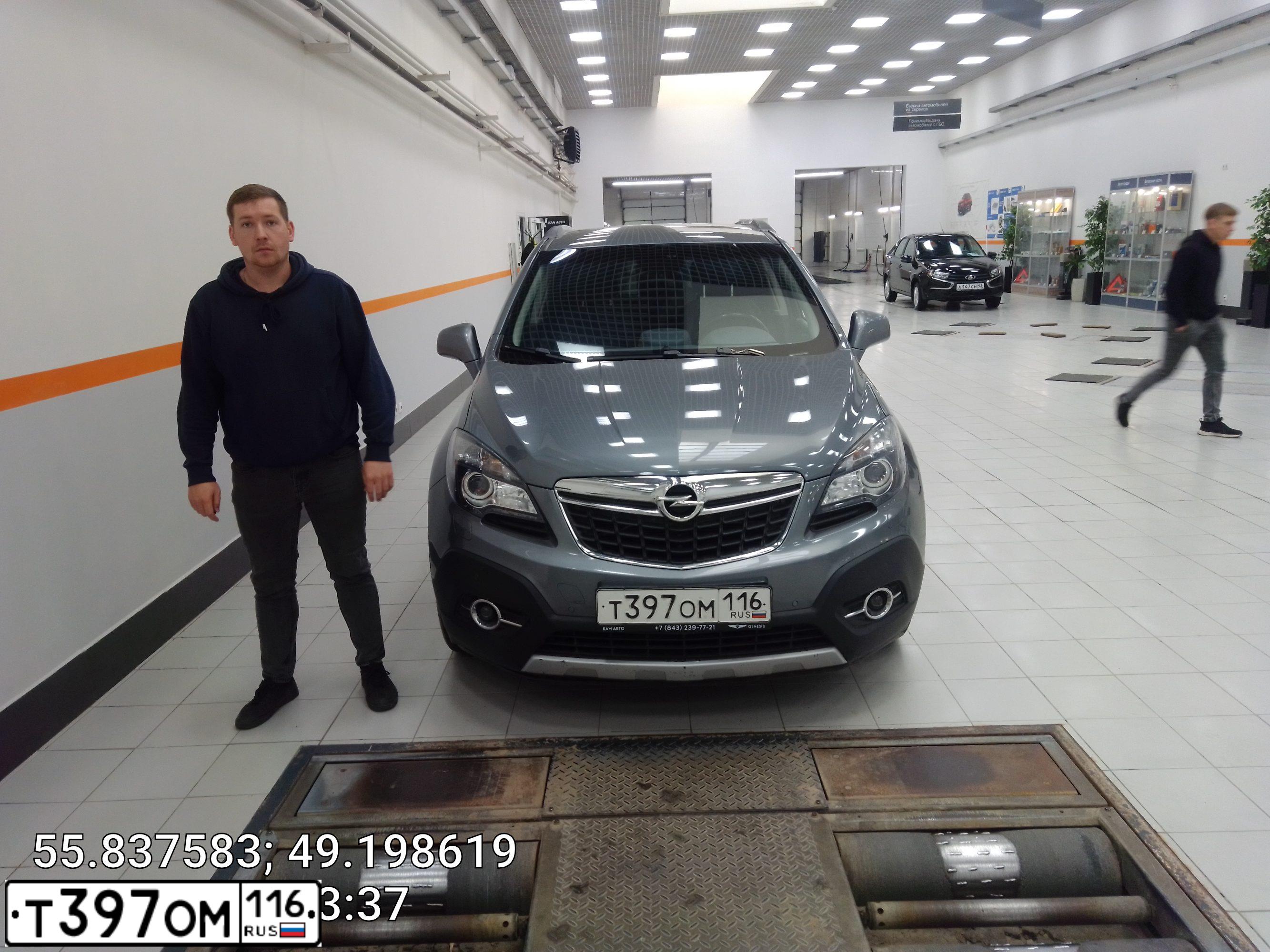 Фото автомобиля OPEL MOKKA, 2014 — госномер О892ХЕ716. Цвет: СЕРЫЙ