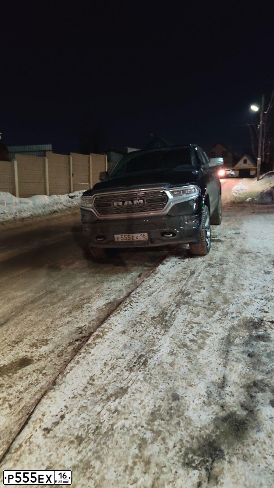Фото автомобиля UAZ 3163 PATRIOT, 2015 — госномер С924ТУ43. Цвет: ЧЕРНЫЙ МЕТАЛЛИК