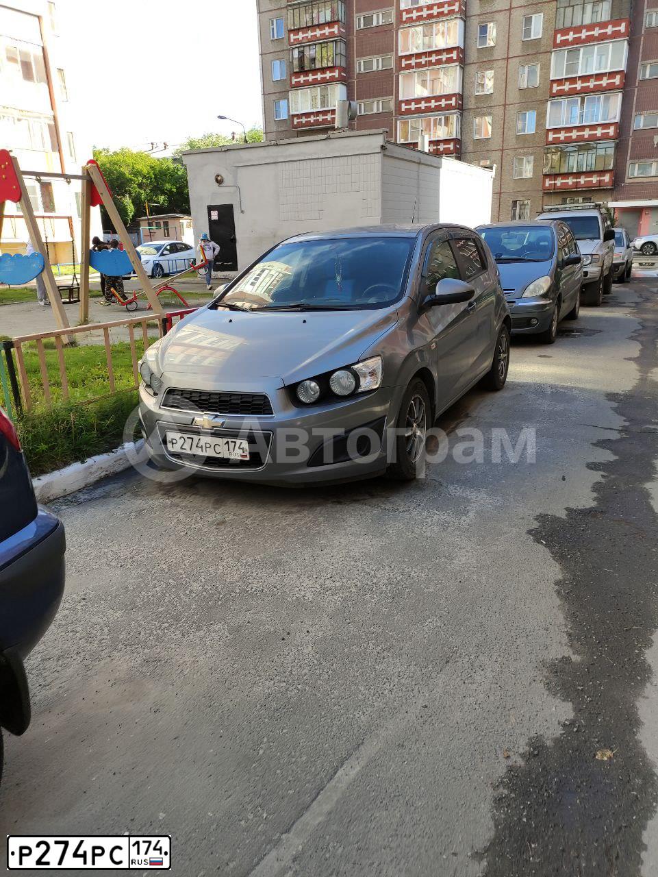 Фото автомобиля CHEVROLET AVEO, 2013 — госномер Р274РС174. Цвет: БЕЛЫЙ