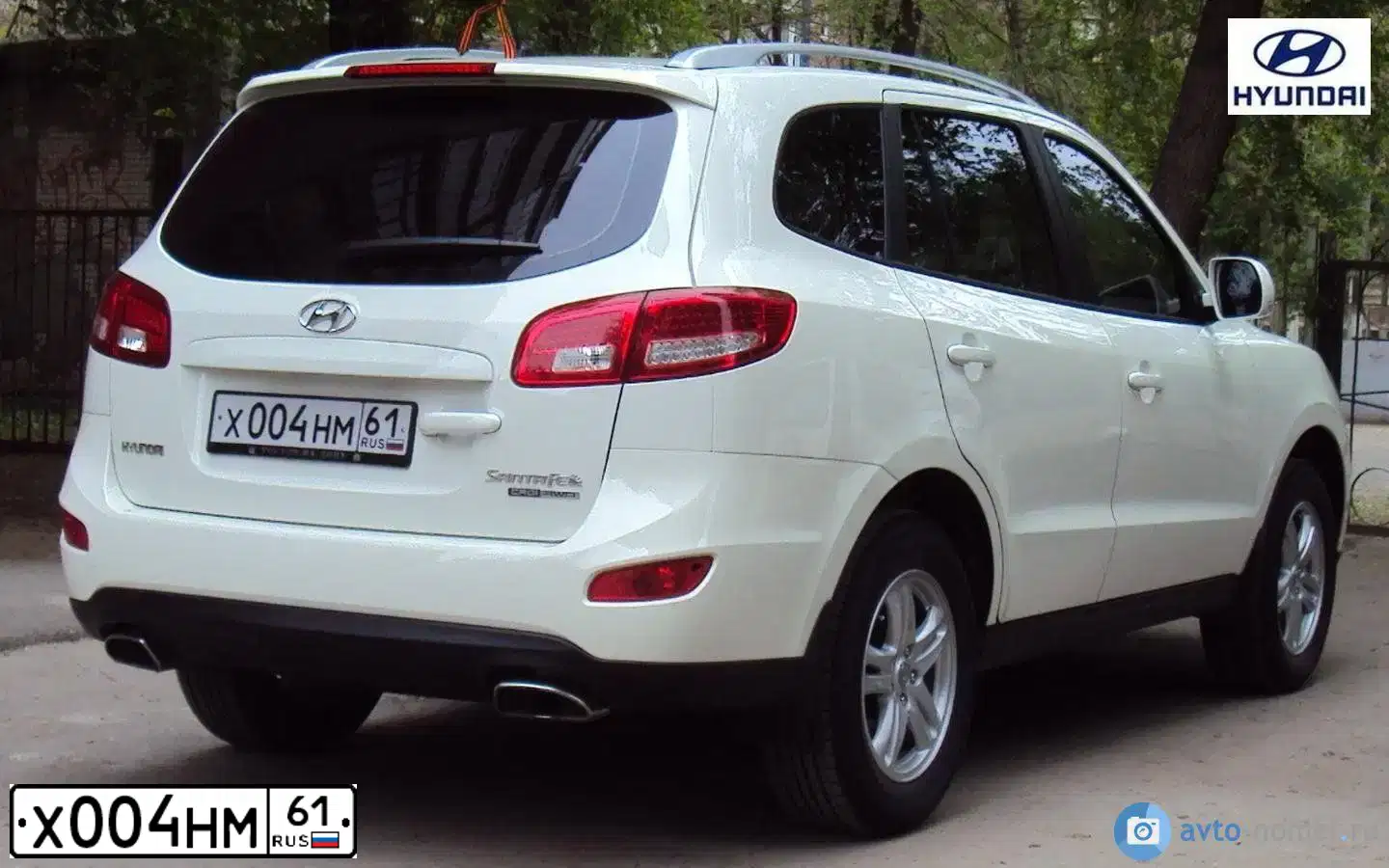 Фото автомобиля HYUNDAI SANTA FE, 2010 — госномер Х004НМ61. Цвет: Белый