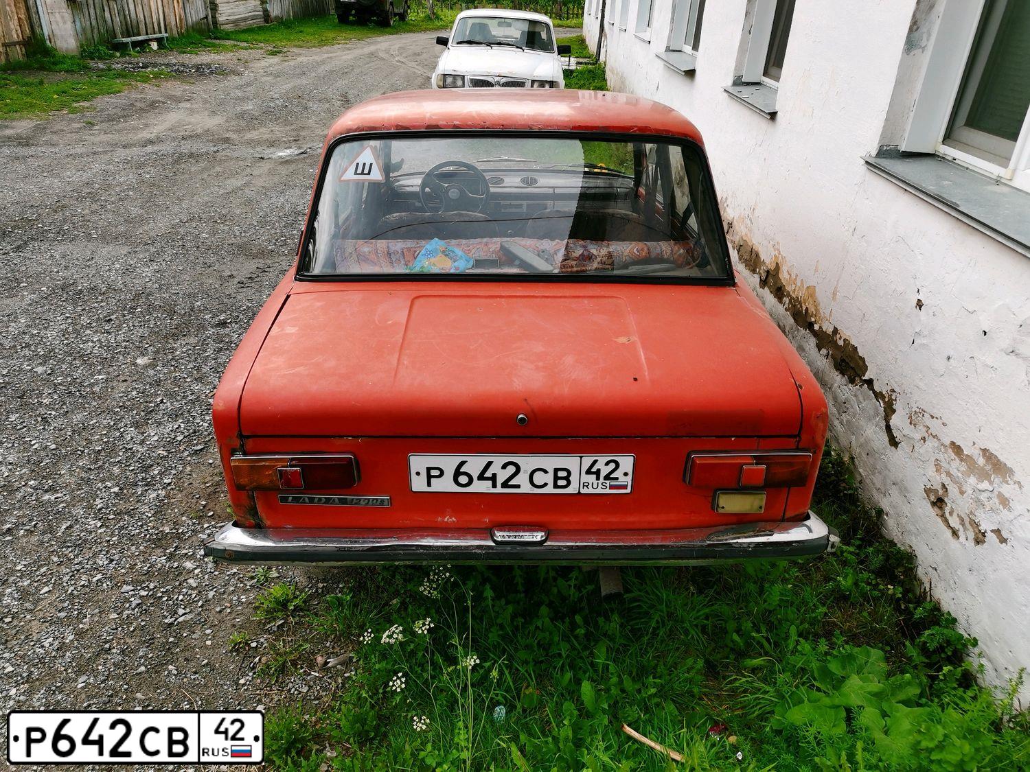 Фото автомобиля LADA 2101, 1983 — госномер Е548СВ42. Цвет: Красный