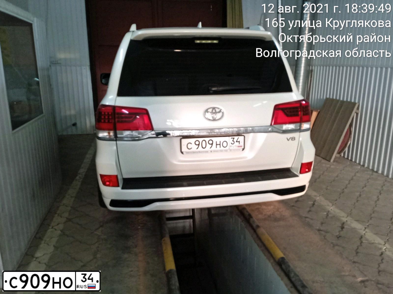 Фото автомобиля TOYOTA LANDCRUISER 200, 2014 — госномер А700ХС122. Цвет: Белый