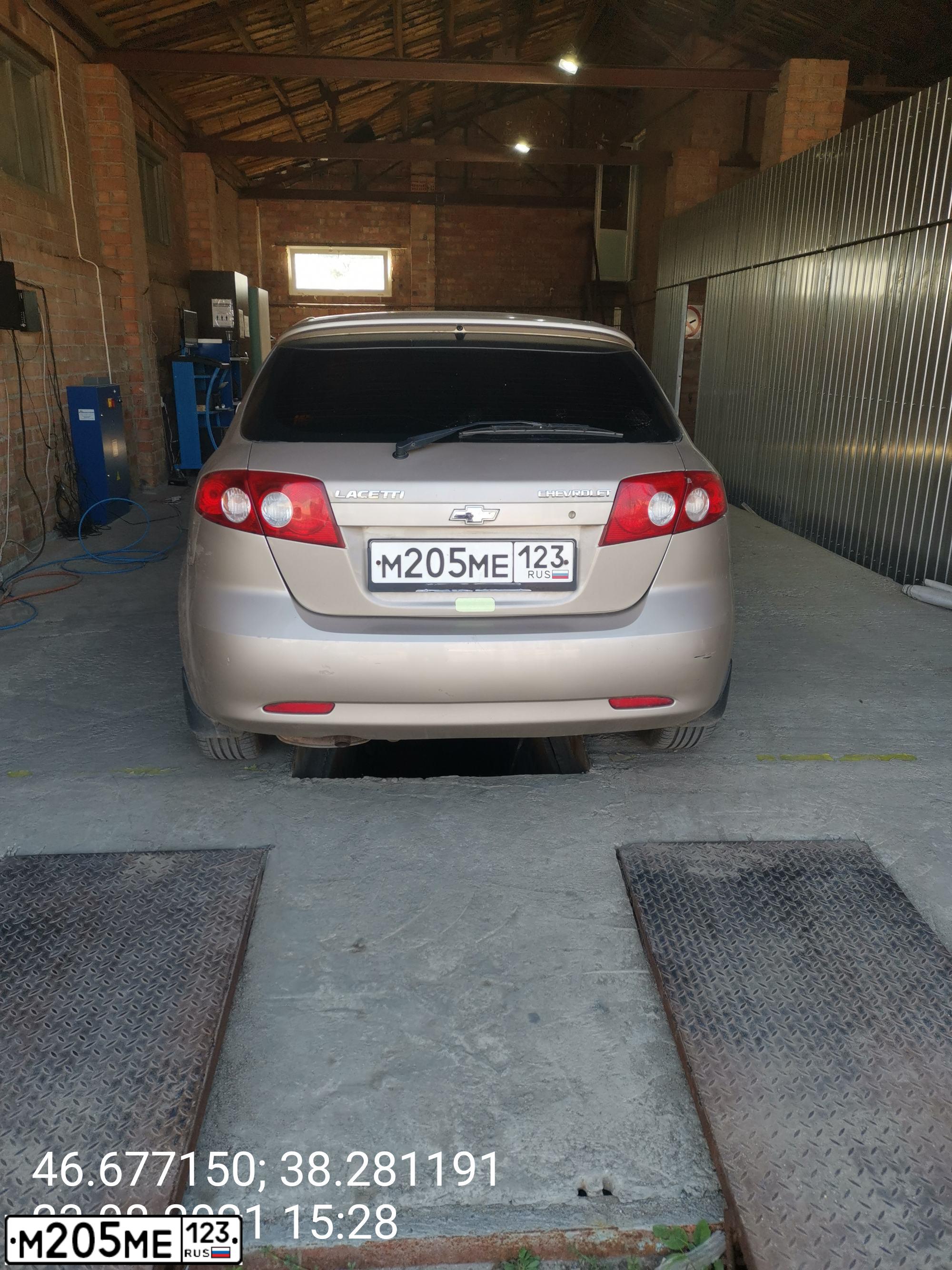 Фото автомобиля CHEVROLET LACETTI, 2012 — госномер М205МЕ123. Цвет: БЕЖЕВЫЙ