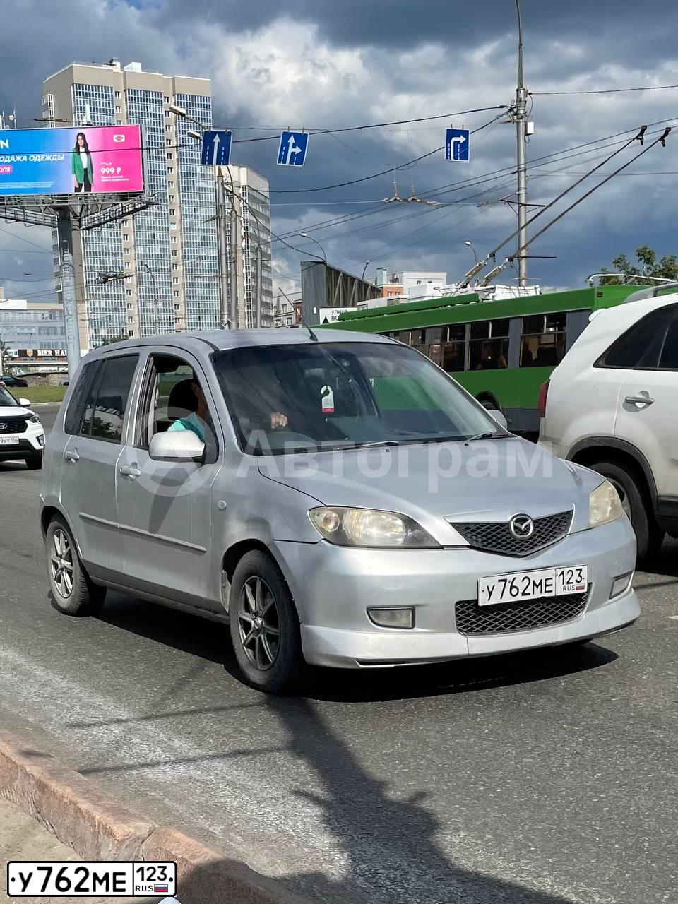 Фото автомобиля MAZDA DEMIO, 2004 — госномер Р785НЕ154