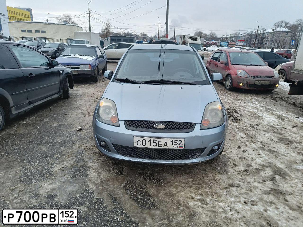Фото автомобиля FORD FIESTA / ASPIRE, 2007 — госномер Р700РВ152. Цвет: Красный