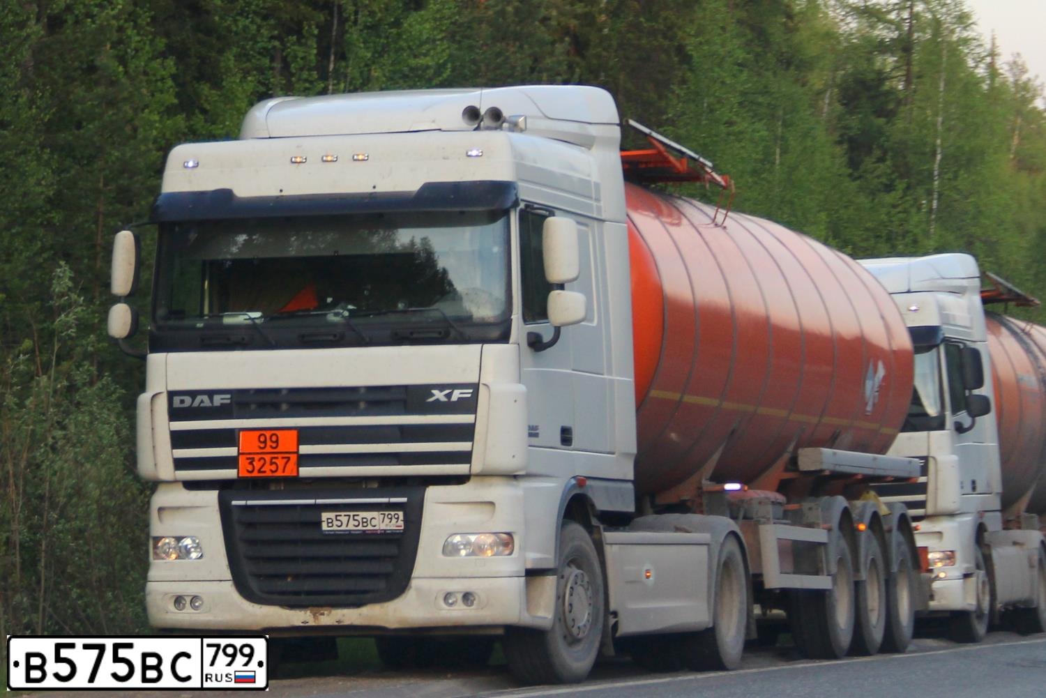 Фото автомобиля DAF F XF 105 FT 4X2, 2018 — госномер В575ВС799. Цвет: БЕЛЫЙ