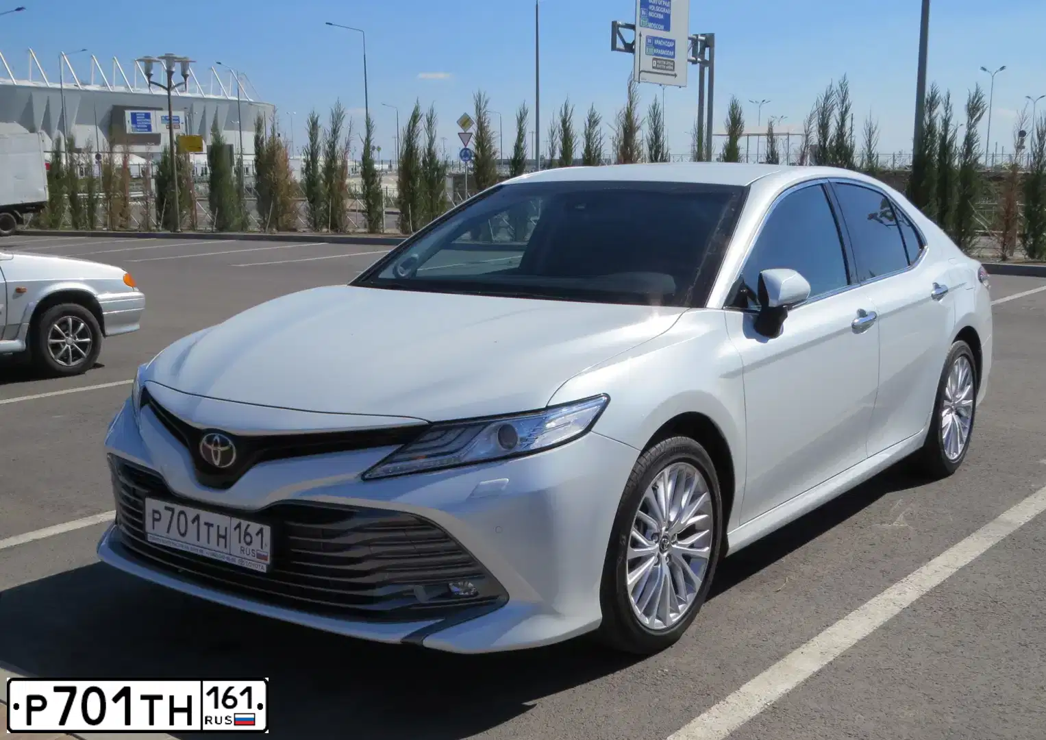 Фото автомобиля TOYOTA CAMRY, 2018 — госномер Р701ТН161. Цвет: БЕЛЫЙ ПЕРЛАМУТР