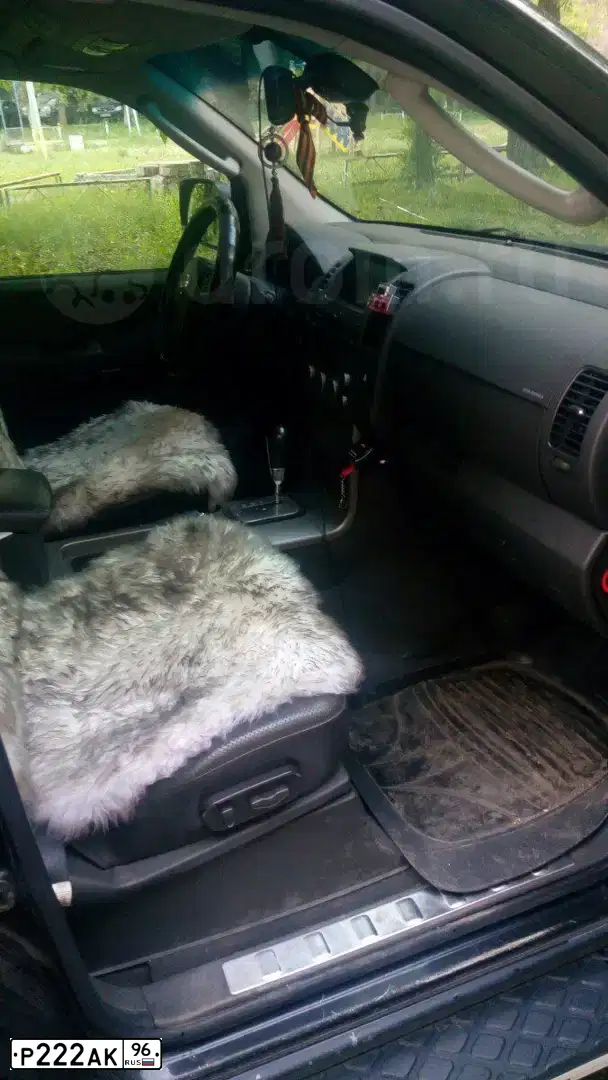 Фото автомобиля NISSAN PATHFINDER, 2008 — госномер Р222АК96. Цвет: ЧЕРНЫЙ