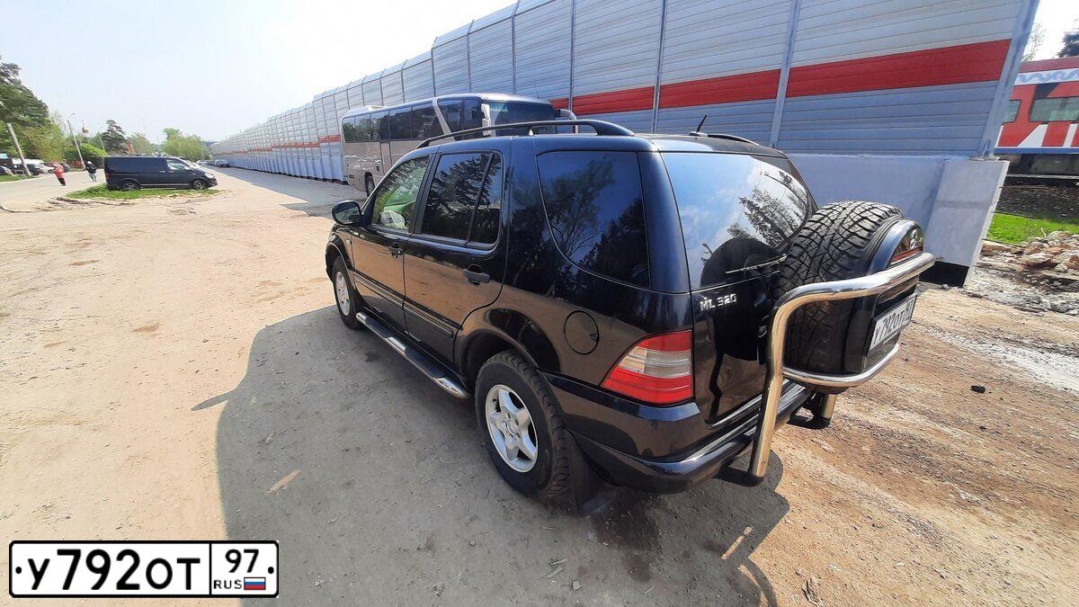 Фото автомобиля MERCEDES M-KLASSE, 2001 — госномер Р326ХУ196. Цвет: ЧЕРНЫЙ
