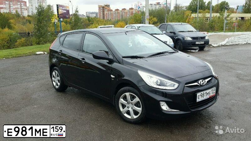Фото автомобиля HYUNDAI SOLARIS, 2013 — госномер Е981МЕ15. Цвет: ЧЕРНЫЙ