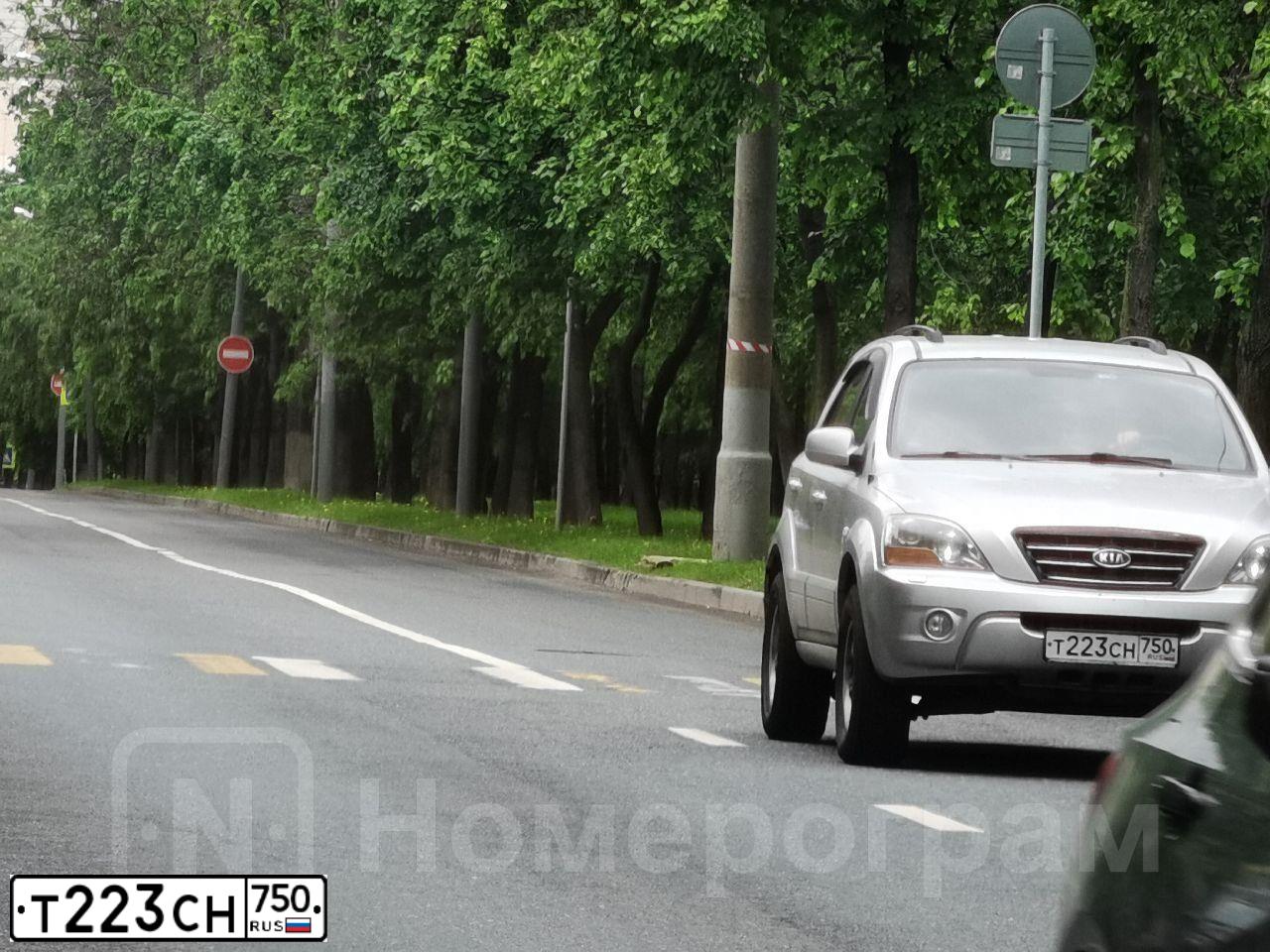 Фото автомобиля KIA SORENTO, 2006 — госномер Т223СН750. Цвет: Серебристый