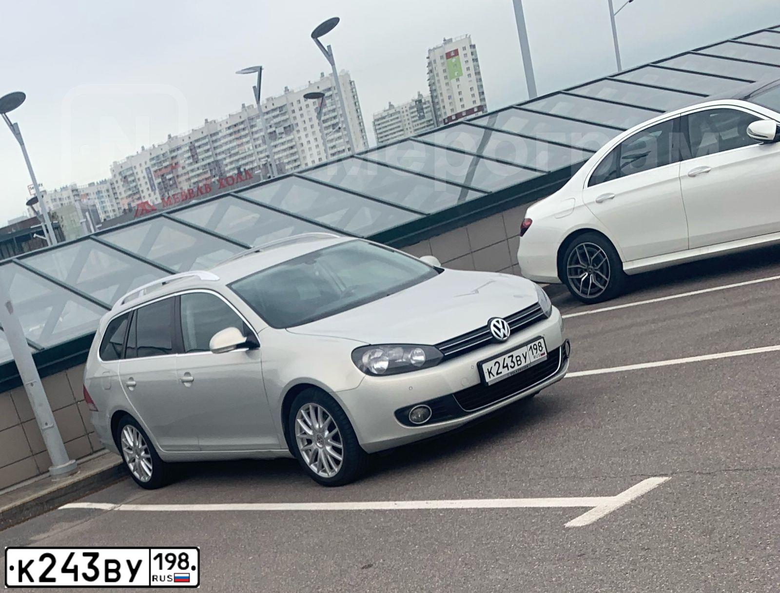 Фото автомобиля VOLKSWAGEN GOLF, 2010 — госномер К243ВУ198. Цвет: Серебристый