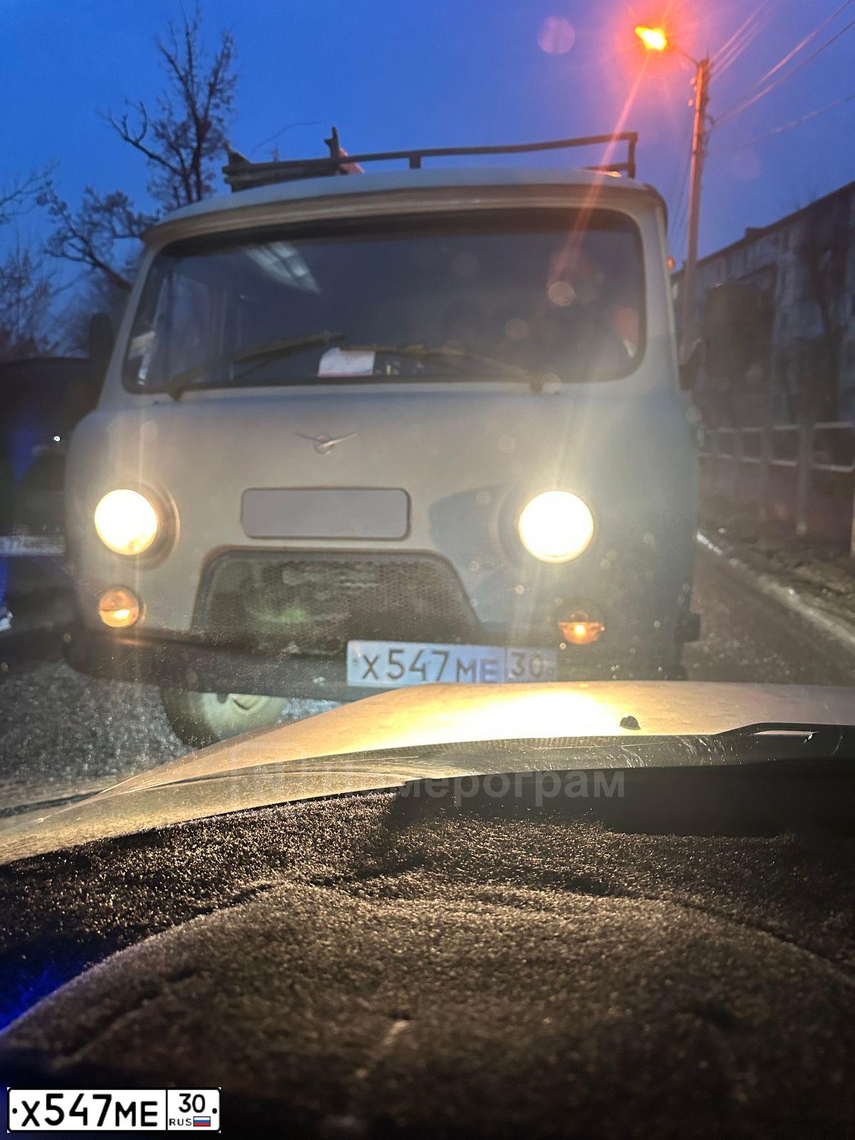 Фото автомобиля UAZ 3909, 2014 — госномер Х547МЕ30. Цвет: СВЕТЛО-СЕРЫЙ