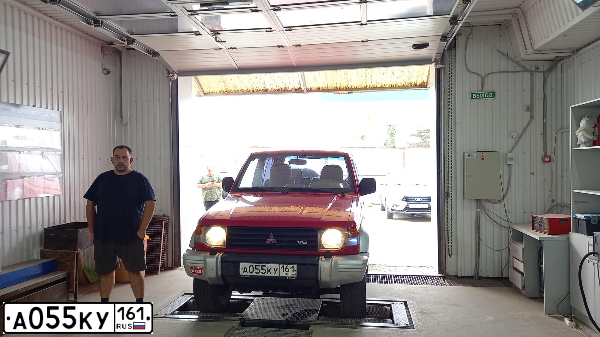 Фото автомобиля MITSUBISHI PAJERO, 1993 — госномер А055КУ161. Цвет: Красный