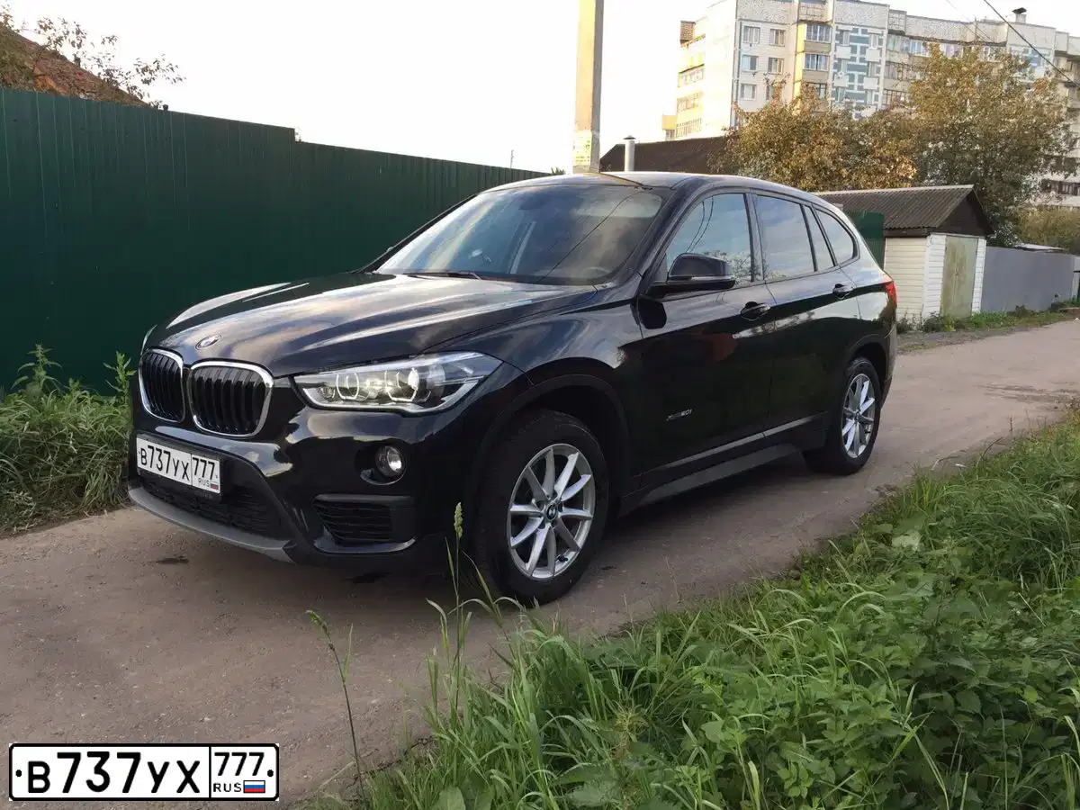 Фото автомобиля BMW X1, 2017 — госномер В426МА799. Цвет: ЧЕРНЫЙ