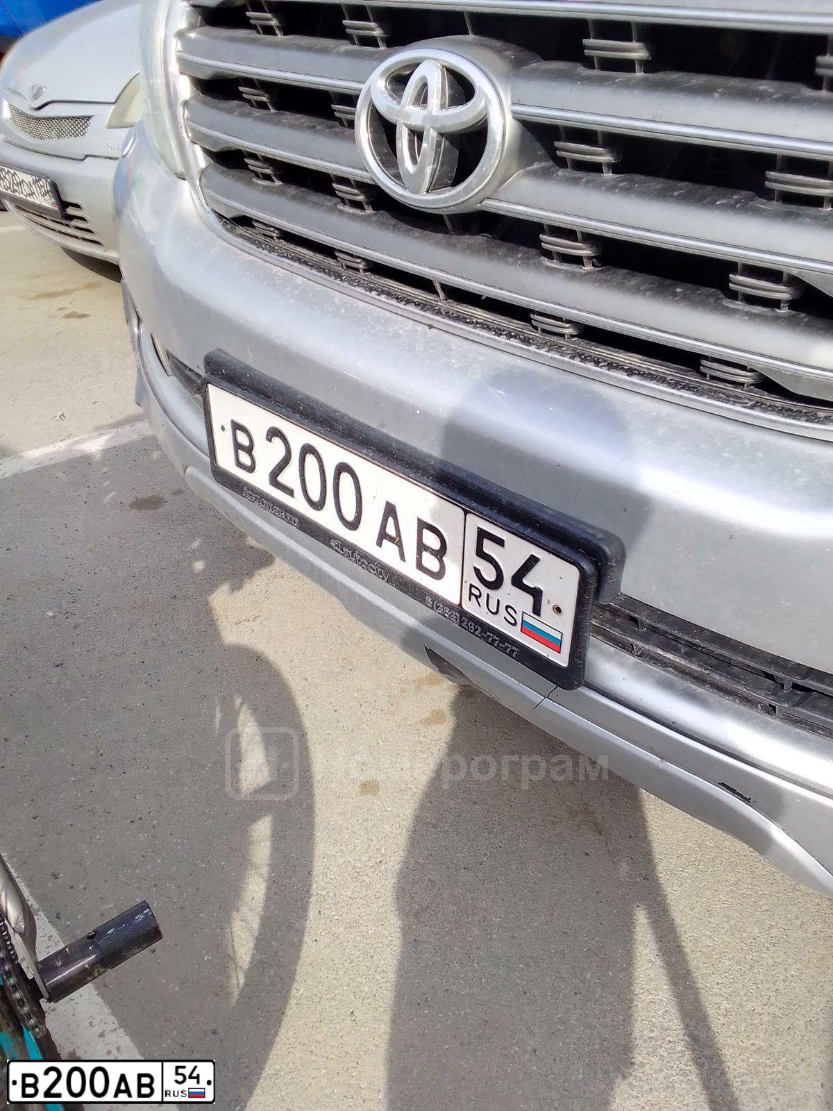 Фото автомобиля TOYOTA LANDCRUISER 200, 2008 — госномер В200АВ54. Цвет: Серебристый