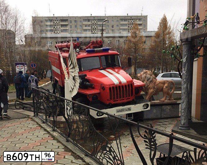 Фото автомобиля URAL 4320 /6X6/, 2007 — госномер В609ТН96. Цвет: Р50574-2002
