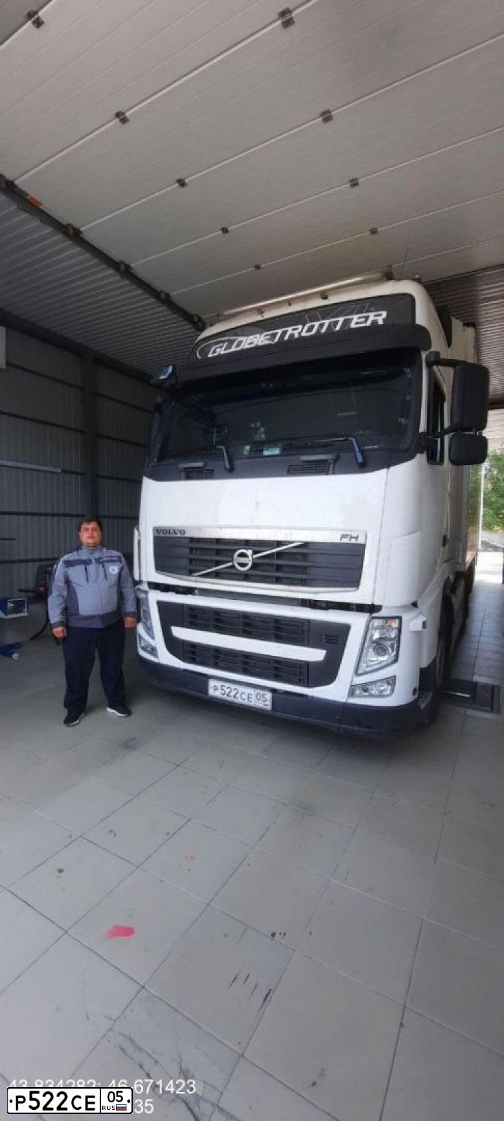 Фото автомобиля VOLVO SERIE FH /4X2/, 2011 — госномер Р522СЕ05. Цвет: Белый