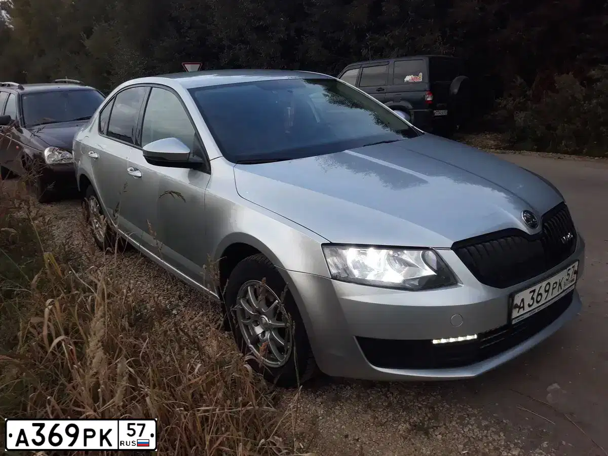 Фото автомобиля SKODA OCTAVIA, 2013 — госномер У780ХЕ57. Цвет: Серебристый