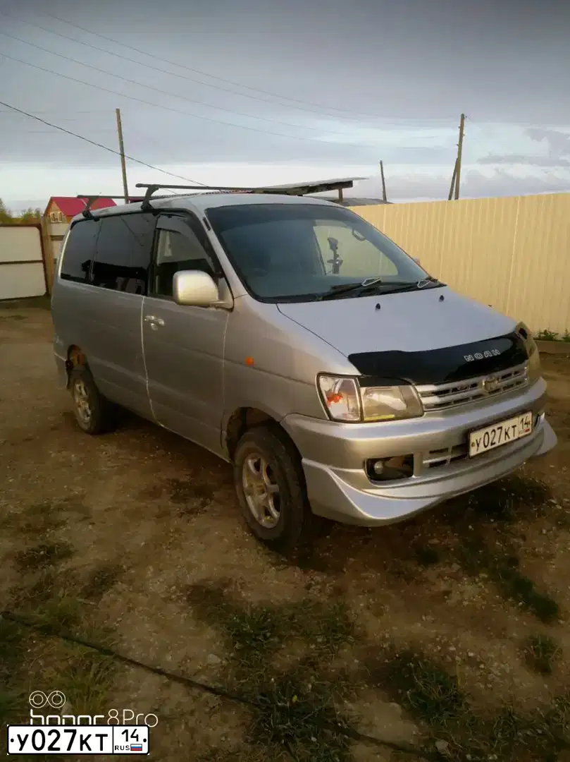 Фото автомобиля TOYOTA LANDCRUISER, 2004 — госномер У027КТ14. Цвет: КРАСНЫЙ ЗЕЛЕНЫЙ