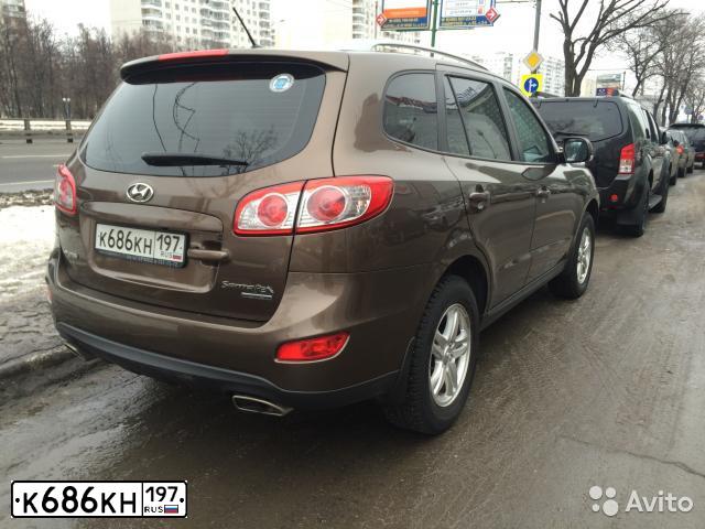 Фото автомобиля HYUNDAI SANTA FE, 2010 — госномер Е353ЕЕ190. Цвет: Коричневый