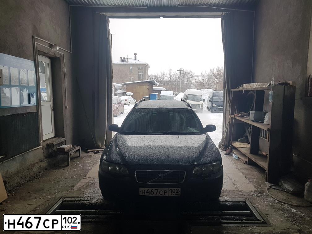 Фото автомобиля VOLVO XC70, 2004 — госномер Е624УВ702. Цвет: Темно-синий