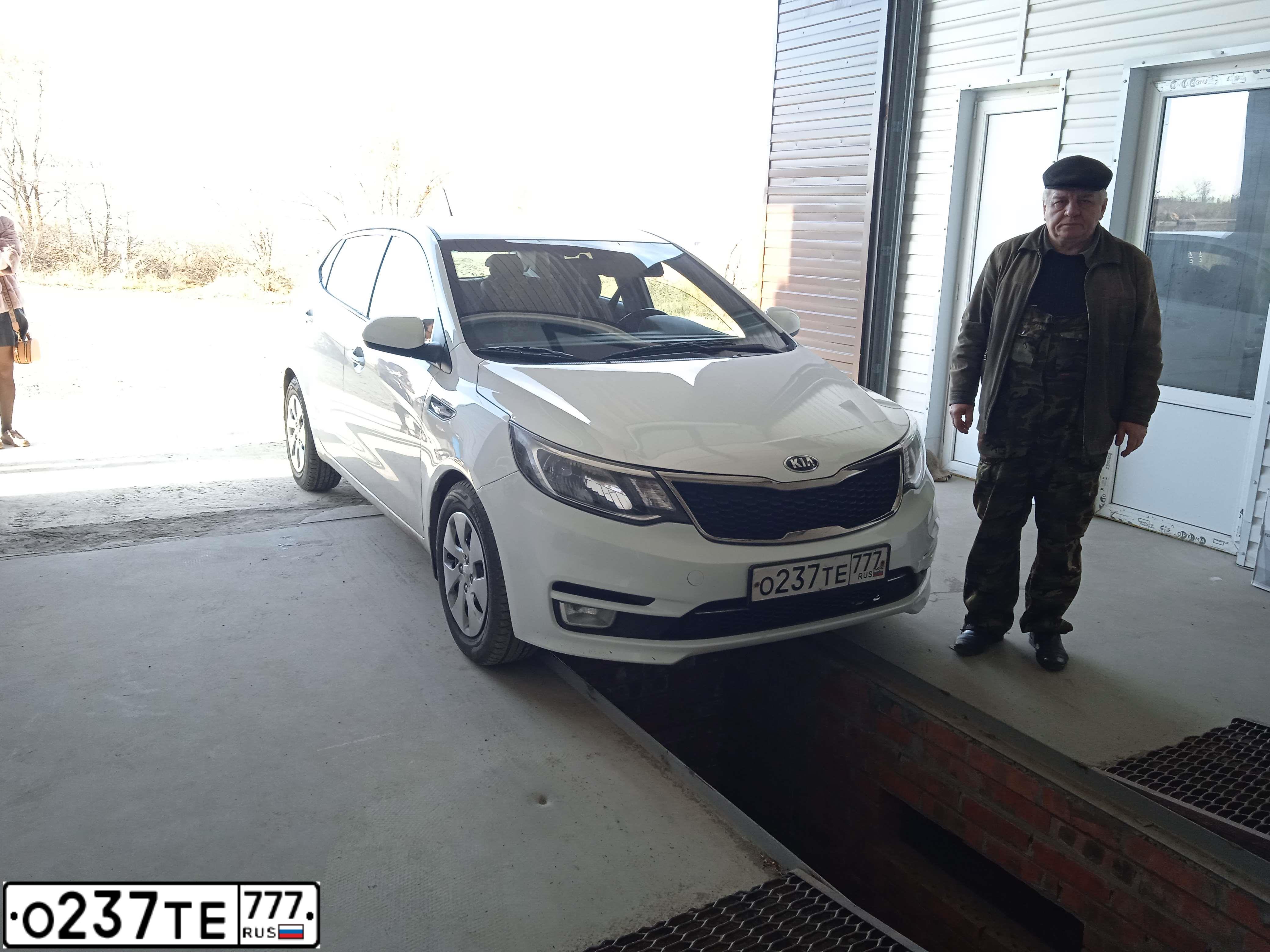 Фото автомобиля KIA RIO, 2016 — госномер О237ТЕ777. Цвет: Белый
