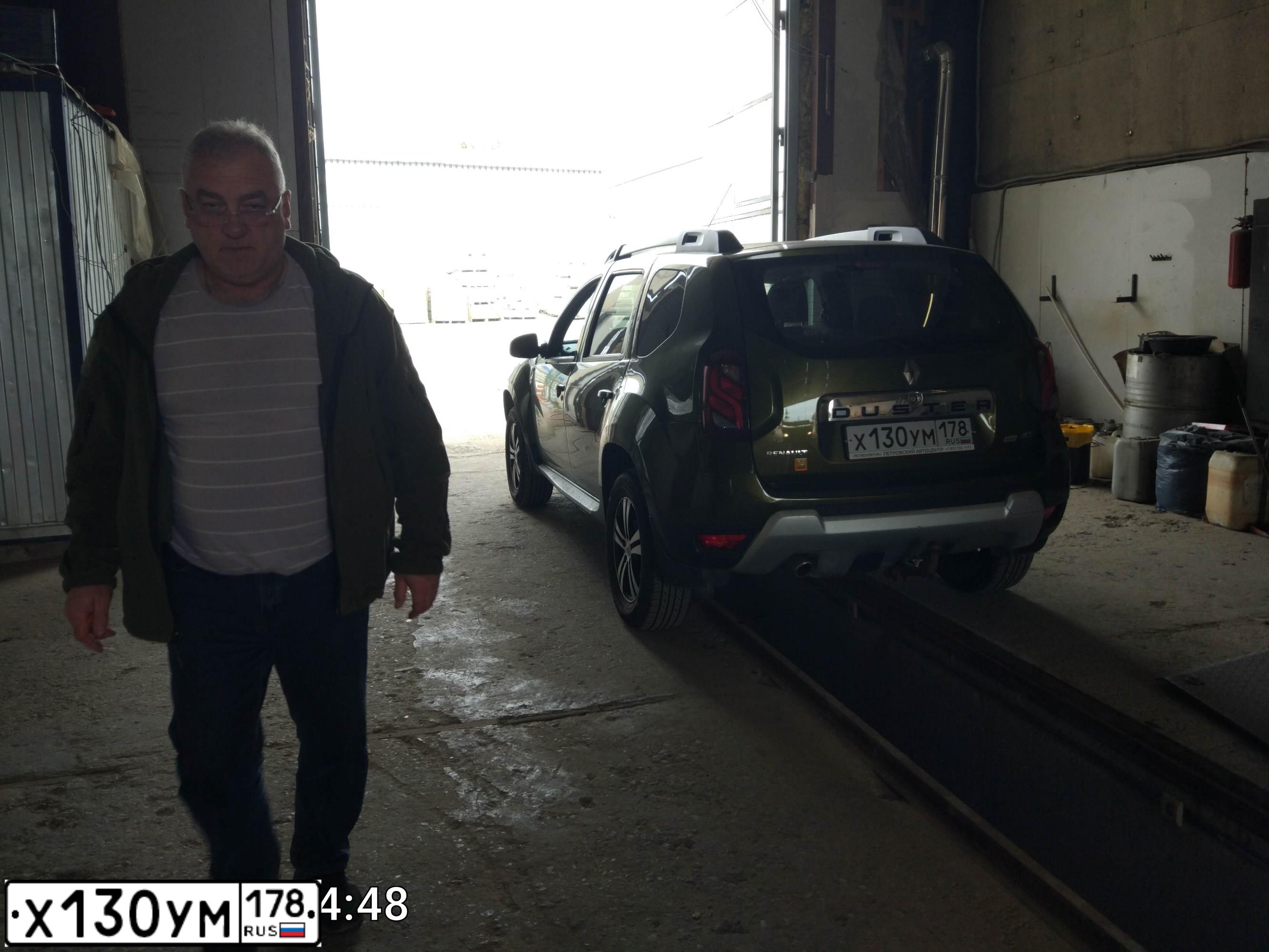 Фото автомобиля RENAULT DUSTER, 2017 — госномер Х130УМ178. Цвет: Зеленый