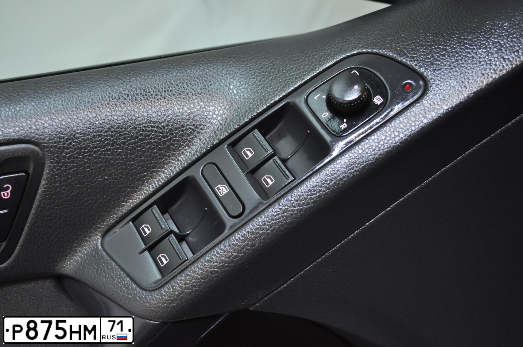 Фото автомобиля VOLKSWAGEN TIGUAN, 2013 — госномер Р409ТО40. Цвет: ТЕМНО СИНИЙ