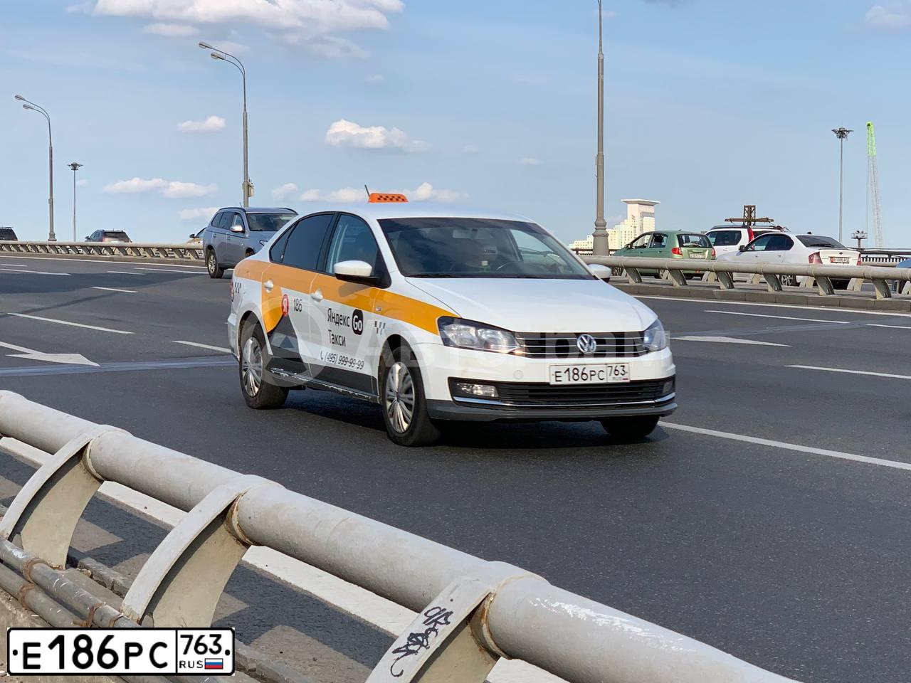 Фото автомобиля VOLKSWAGEN POLO, 2017 — госномер Е186РС763. Цвет: БЕЛЫЙ ЖЕЛТЫЙ СЕРЫЙ