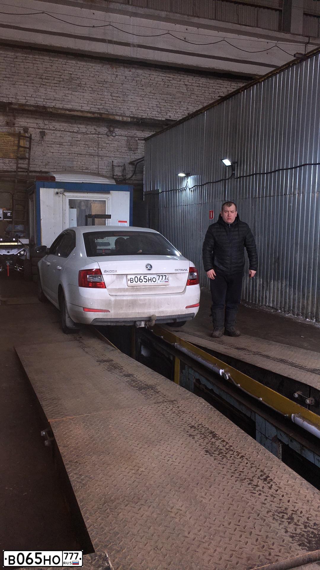Фото автомобиля SKODA OCTAVIA, 2014 — госномер В065НО777. Цвет: Белый
