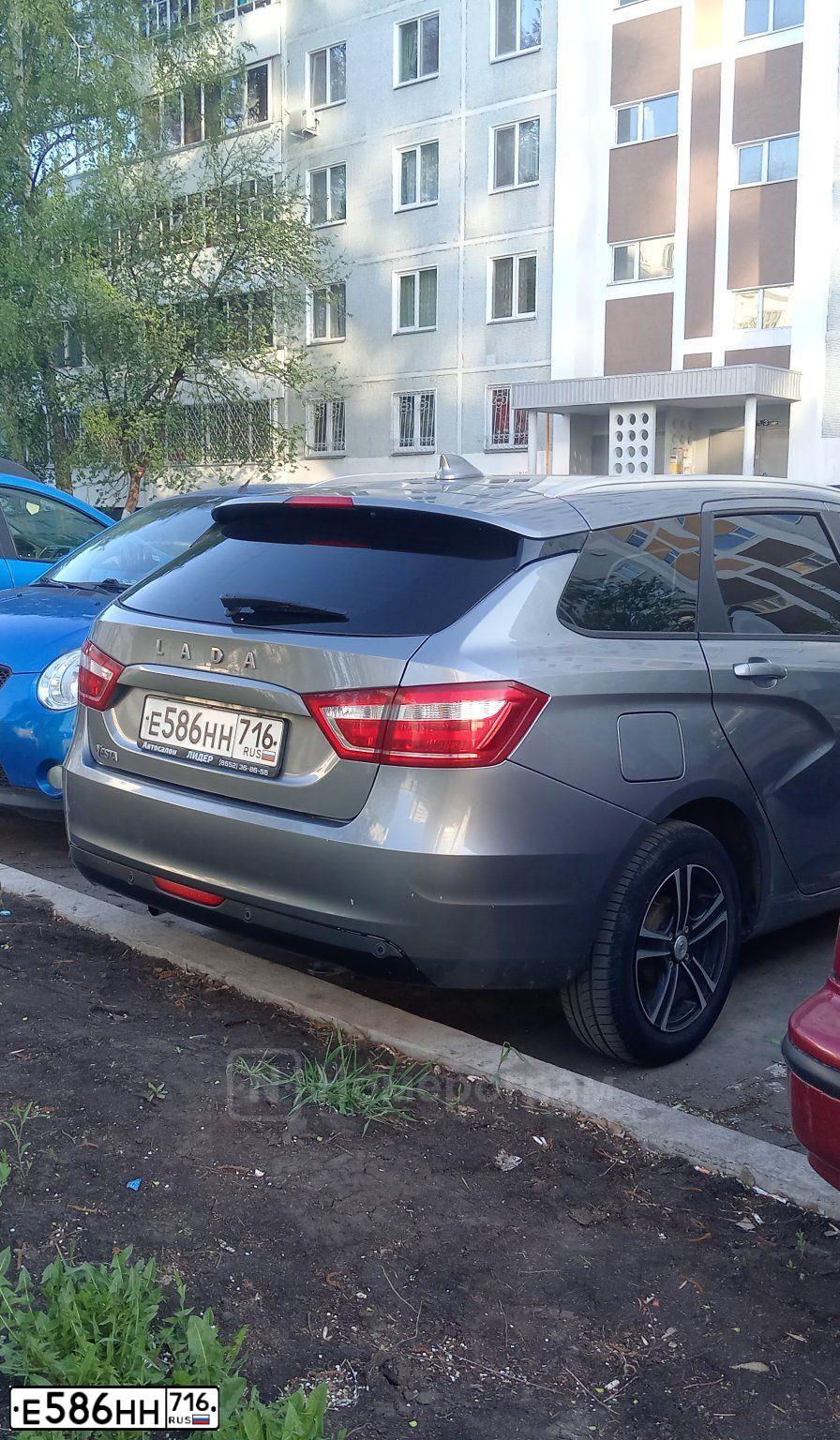 Фото автомобиля LADA VESTA, 2020 — госномер Е586НН716. Цвет: СЕРЫЙ