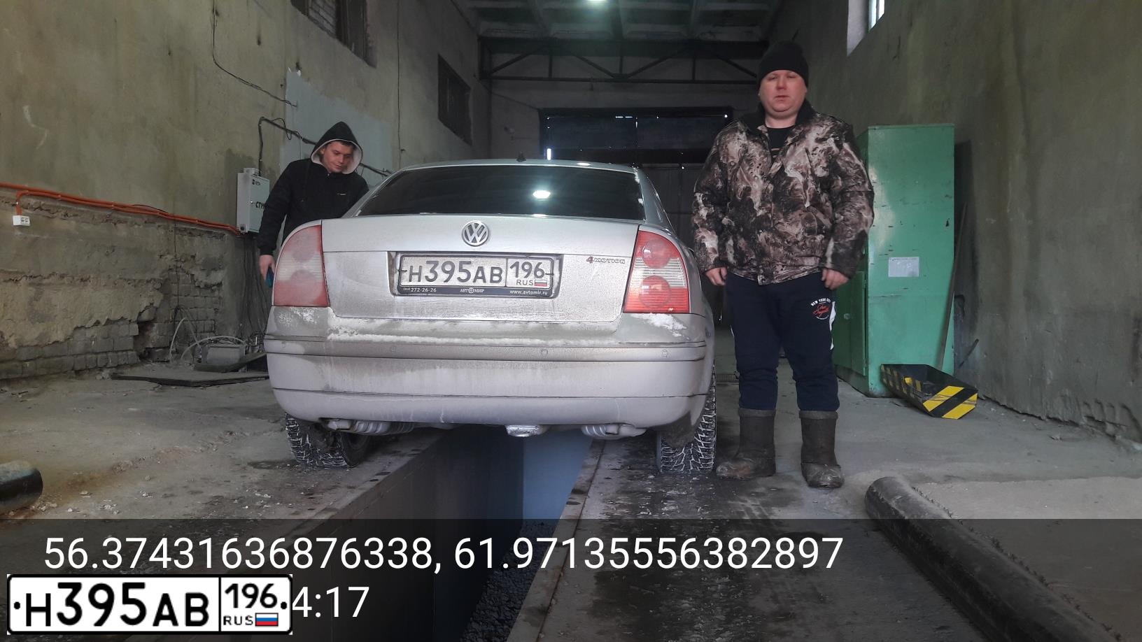 Фото автомобиля VOLKSWAGEN PASSAT, 2003 — госномер Н395АВ196. Цвет: СЕРЕБРИСТЫЙ