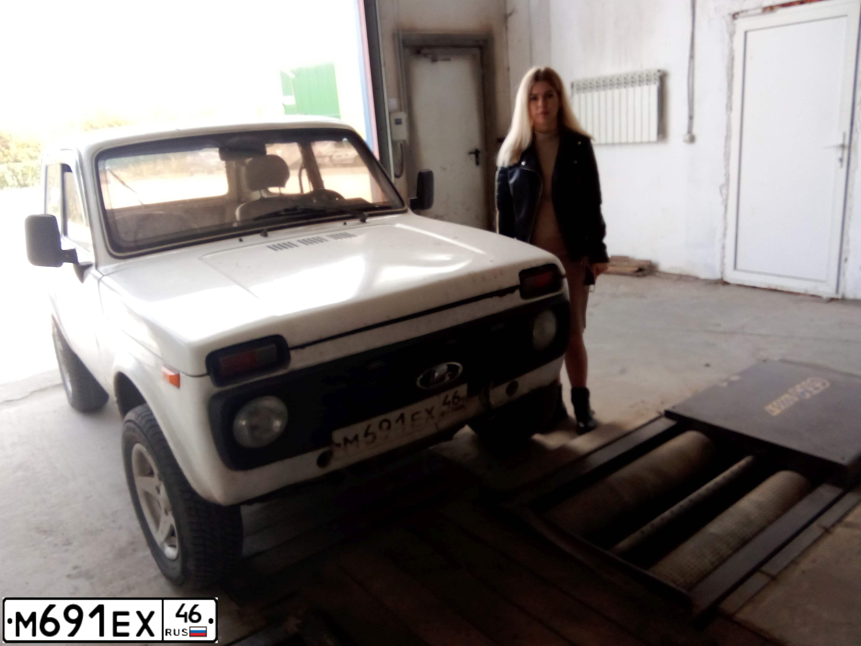 Фото автомобиля LADA 2121 NIVA, 2003 — госномер М691ЕХ46. Цвет: ЯРКО-БЕЛЫЙ