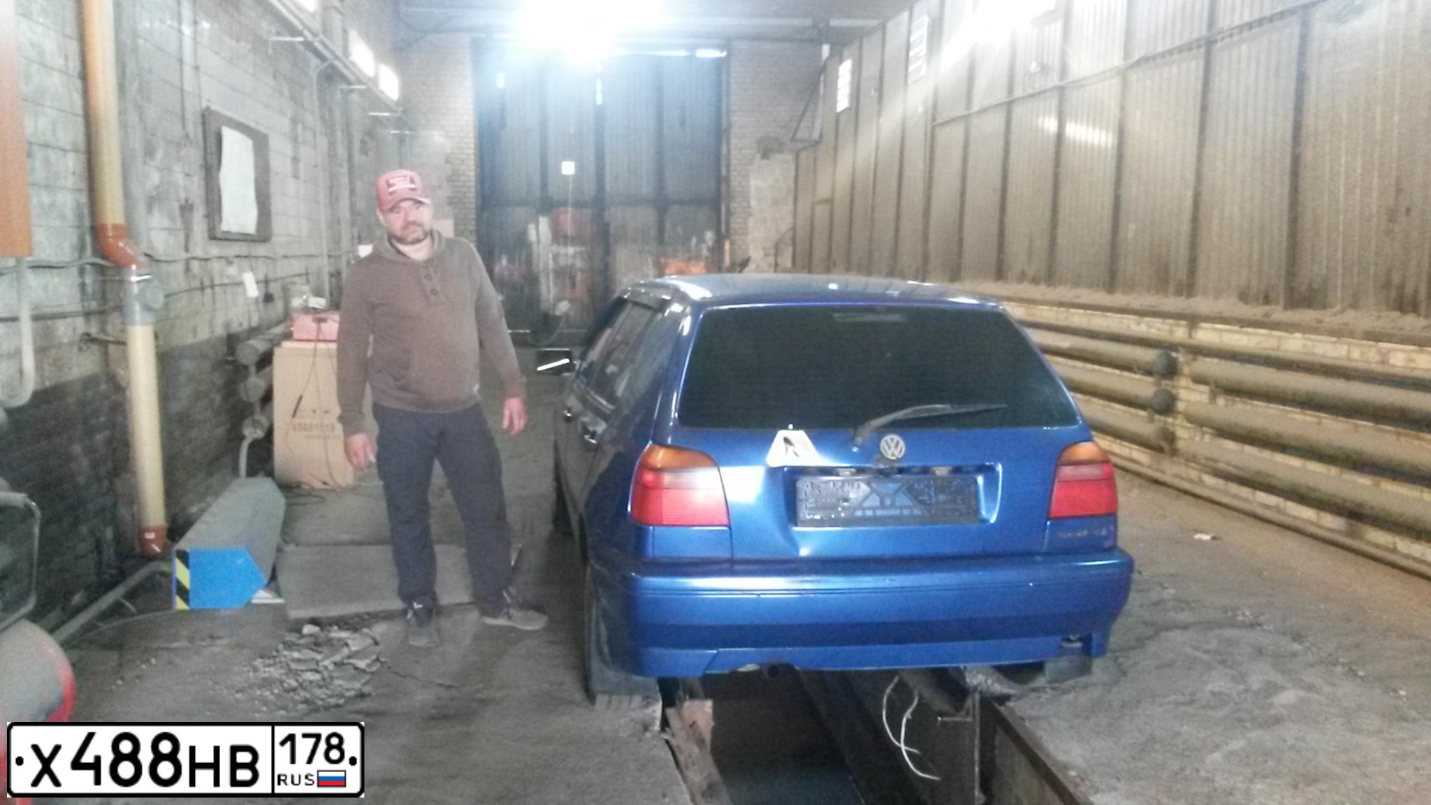 Фото автомобиля VOLKSWAGEN GOLF, 1993 — госномер В007УВ178. Цвет: синий