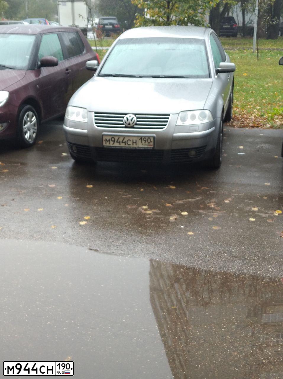 Фото автомобиля VOLKSWAGEN PASSAT, 2003 — госномер М944СН190. Цвет: СЕРЫЙ