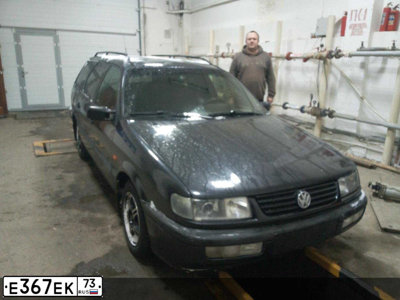 Фото автомобиля VOLKSWAGEN PASSAT 1.6, 1994 — госномер Т389СЕ73. Цвет: ЧЕРНЫЙ