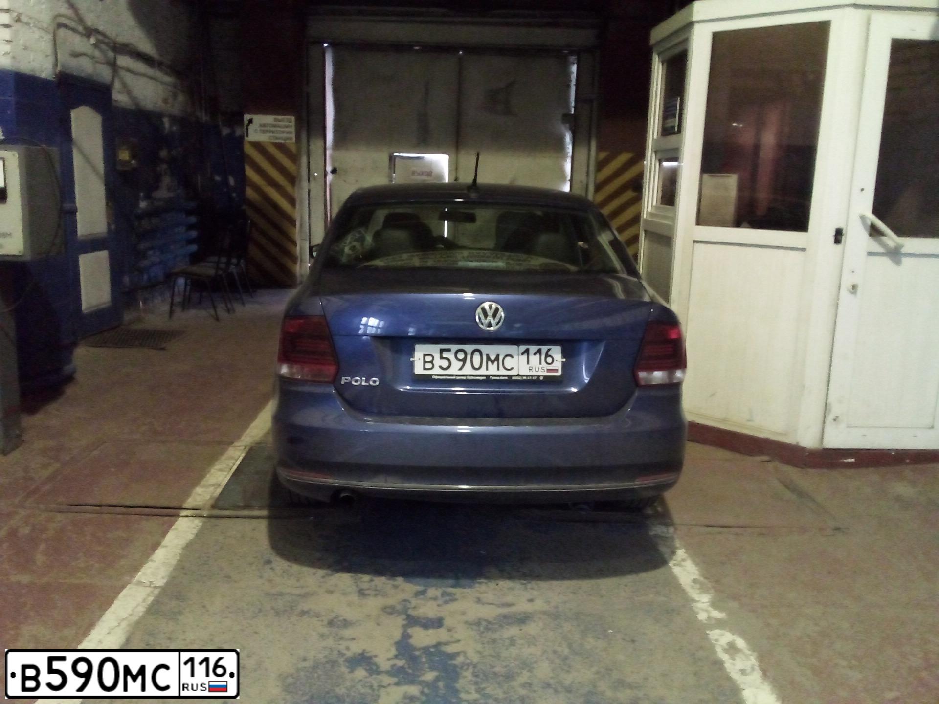 Фото автомобиля VOLKSWAGEN POLO, 2017 — госномер В590МС116. Цвет: ЯРКО СИНИЙ