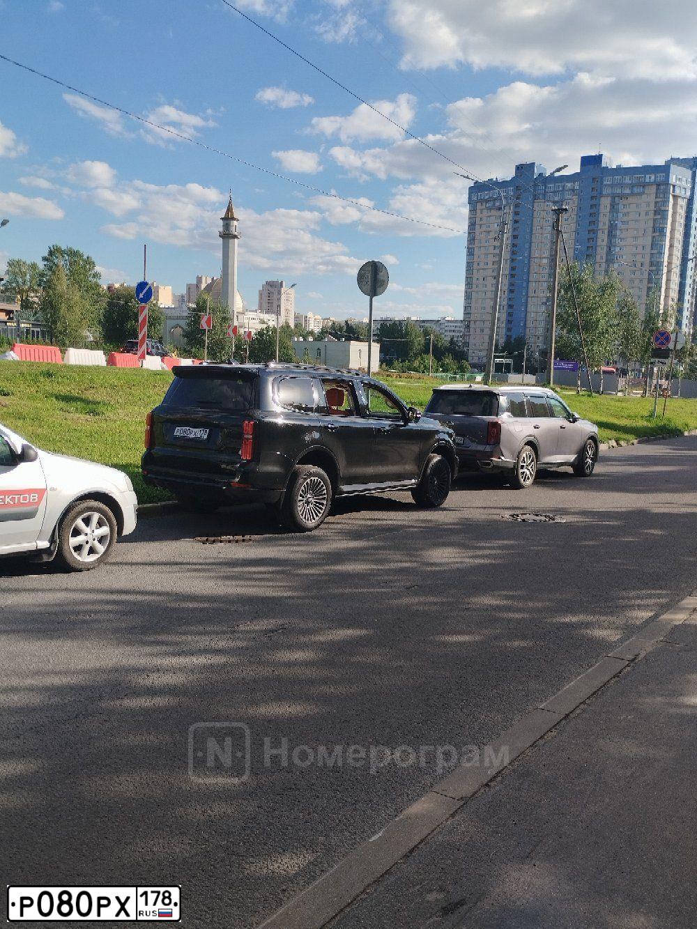 Фото автомобиля PORSCHE CAYENNE, 2014 — госномер Р080РХ178. Цвет: Коричневый