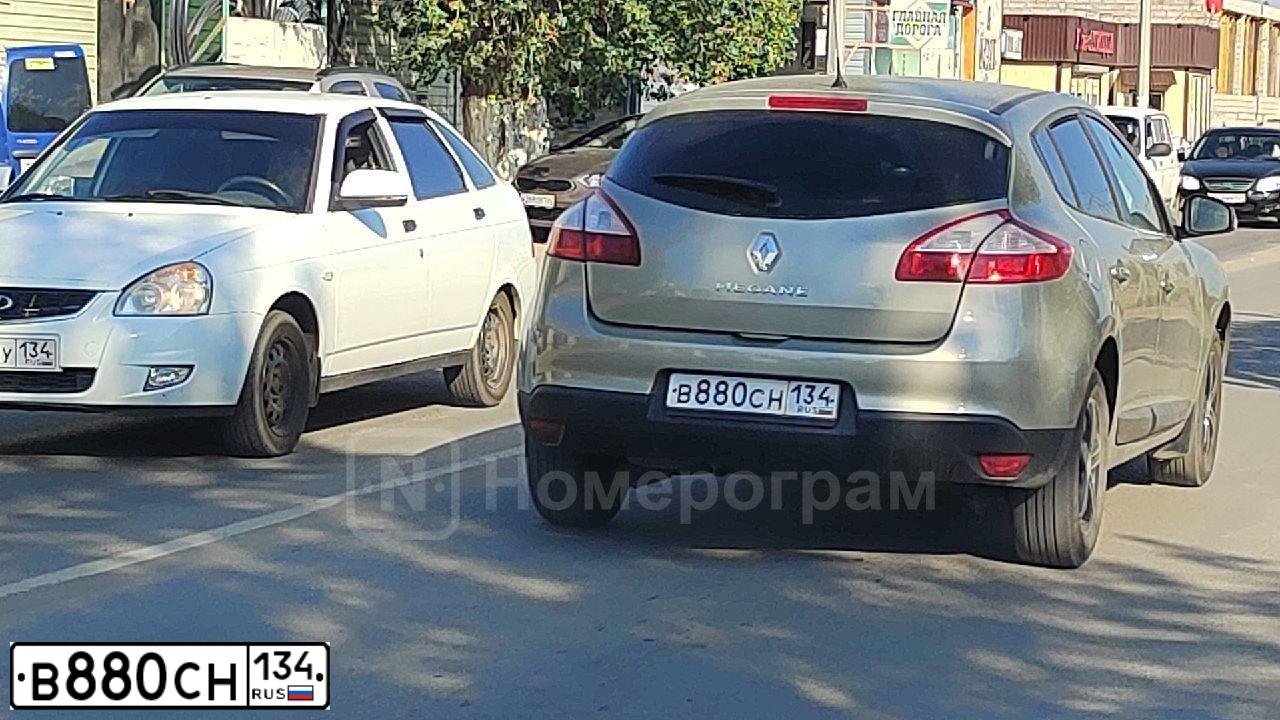 Фото автомобиля RENAULT MEGANE, 2014 — госномер В880СН134. Цвет: БЕЖЕВЫЙ