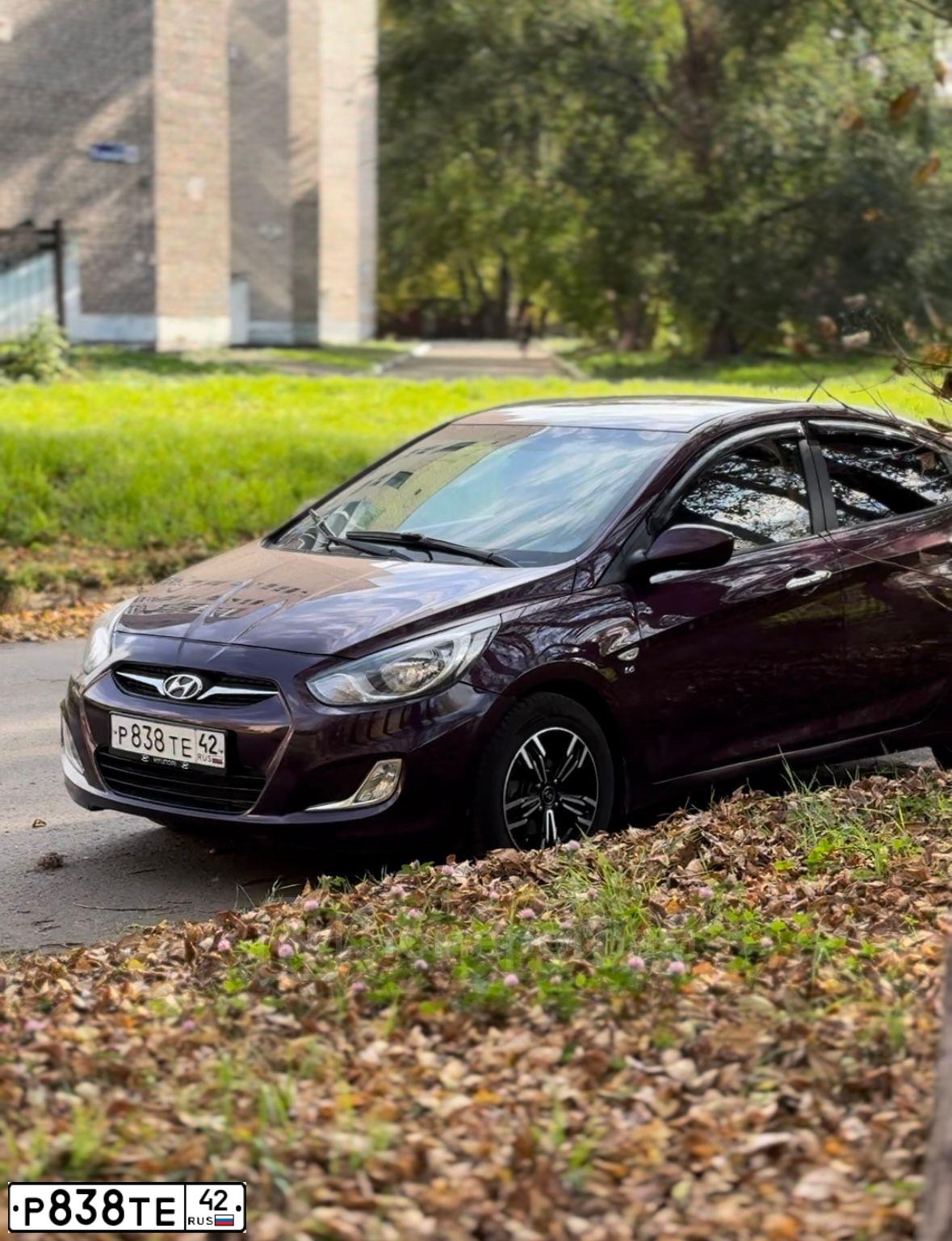 Фото автомобиля HYUNDAI SOLARIS, 2011 — госномер Р838ТЕ42. Цвет: ФИОЛЕТОВЫЙ