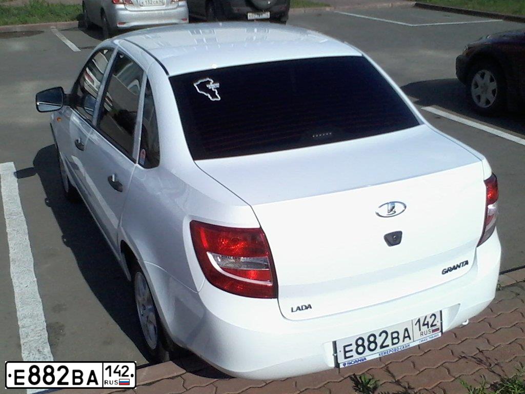 Фото автомобиля LADA 2190 GRANTA, 2012 — госномер Е882ВА142. Цвет: Белый