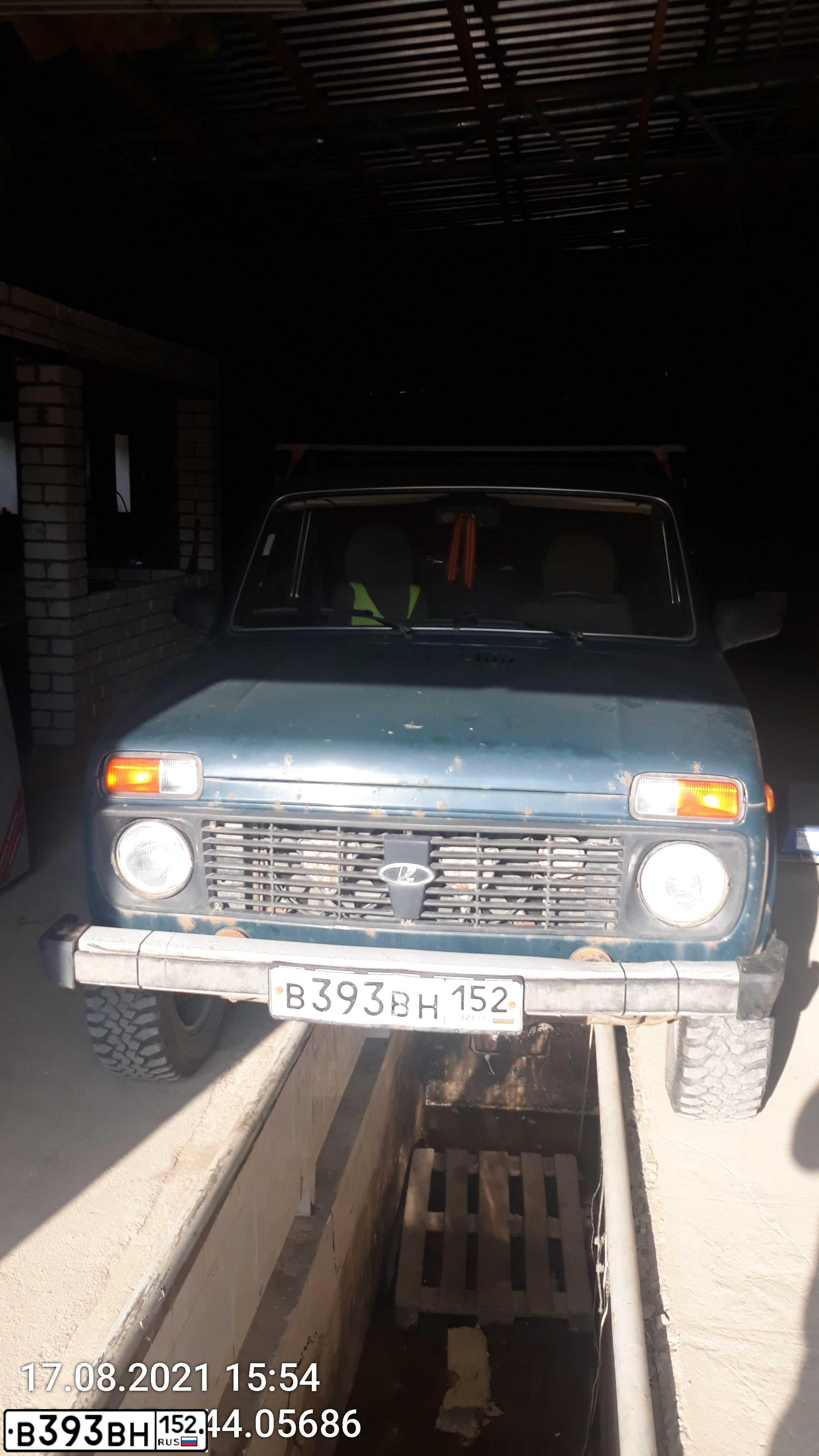 Фото автомобиля LADA 2121 NIVA, 2010 — госномер В393ВН152. Цвет: ТЕМНО-ЗЕЛЕНЫЙ