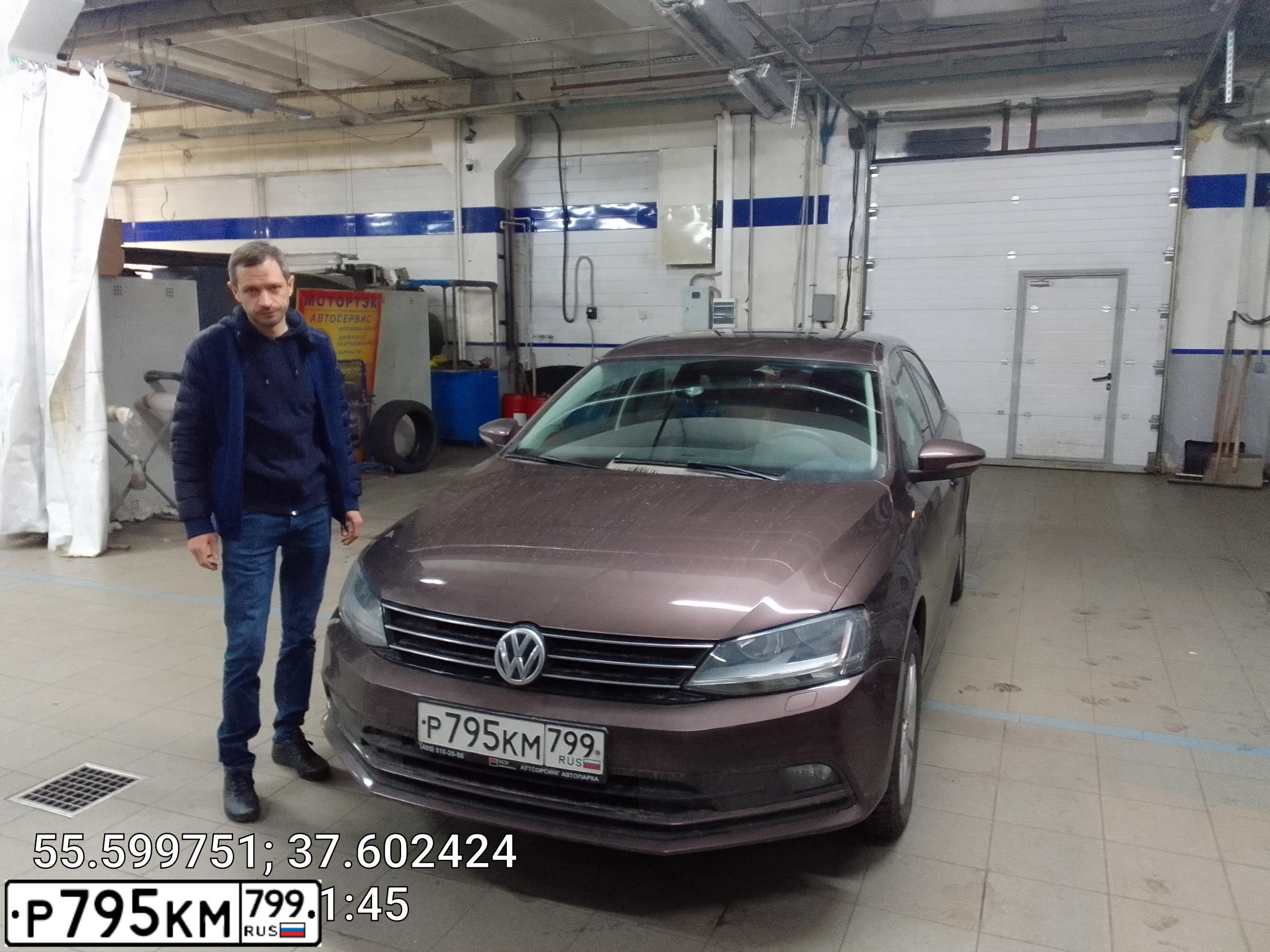Фото автомобиля VOLKSWAGEN JETTA, 2018 — госномер Р795КМ799. Цвет: Коричневый