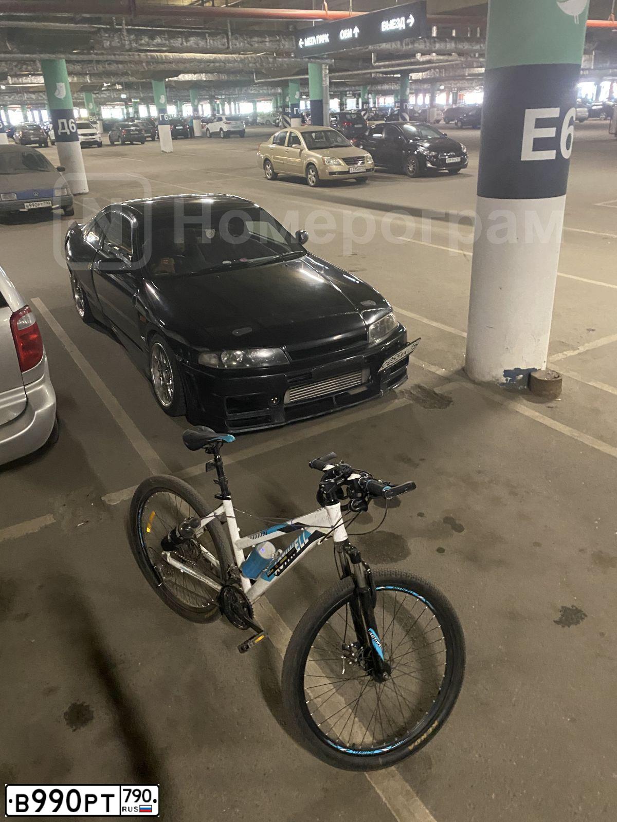 Фото автомобиля VOLKSWAGEN PASSAT, 1992 — госномер М164ОМ178. Цвет: синий